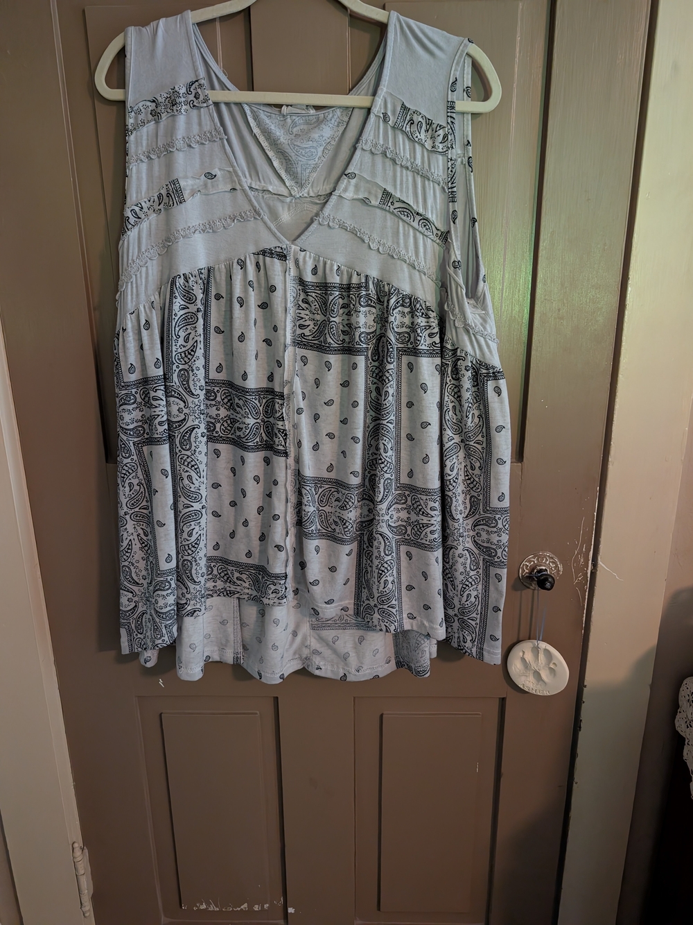 POL Light Gray Paisley Bandana Print V-Neck Tank Top - Size Large